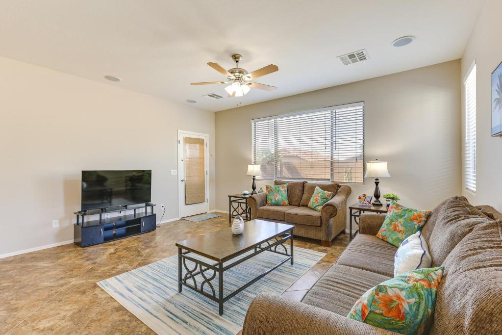 MaricopaにあるNear Parks and Golf Maricopa Home with Covered Patio!のソファとテレビのあるリビングルーム