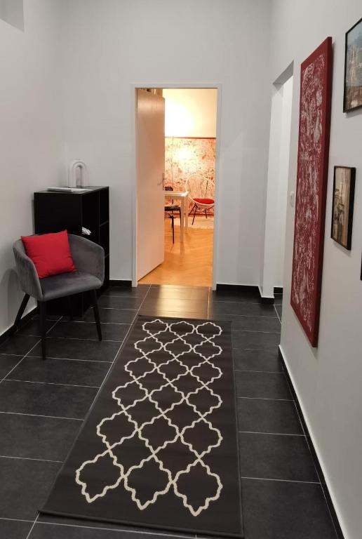 ein Wohnzimmer mit einem schwarzen und weißen Teppich in der Unterkunft Lilia in Wien