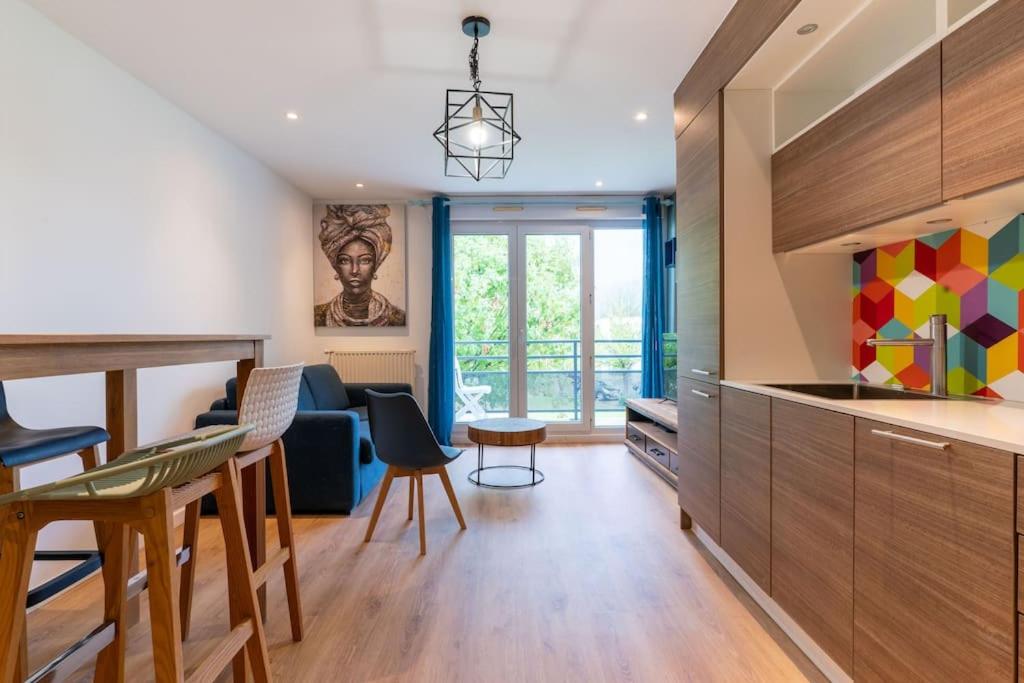 ein Wohnzimmer mit einer Küche und einem Esszimmer in der Unterkunft La Tanière de la Loire-3Ch/Ile de Nantes- Crapa in Nantes