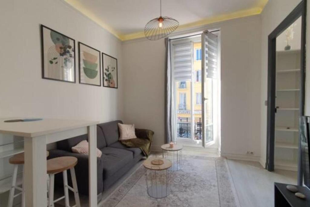 un salon avec un canapé et une table dans l'établissement Cozy apartment near the sea, à Nice