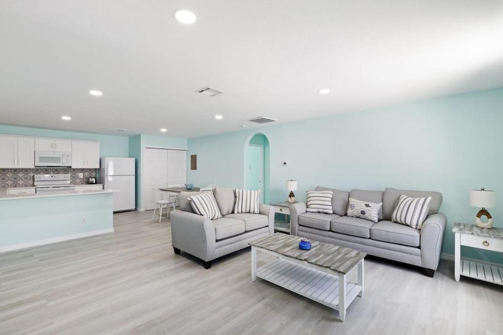 Dapur atau dapur kecil di Superb Bonita Springs Residence Near Downtown