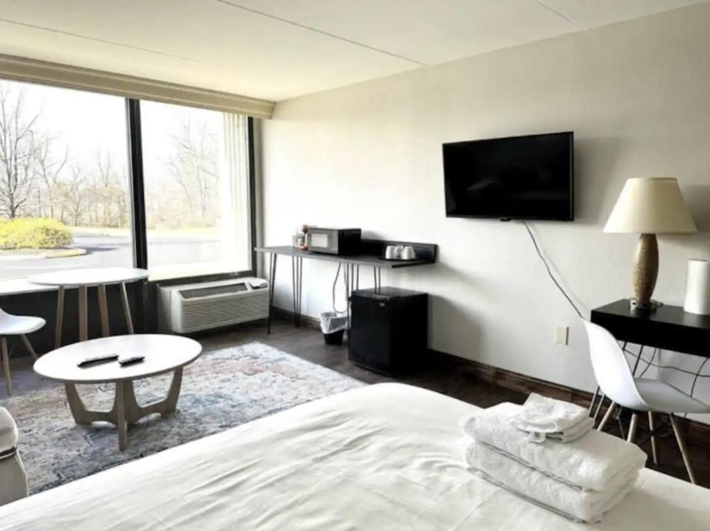 にあるKiteville Mt Laurelのベッド1台、薄型テレビが備わるホテルルームです。