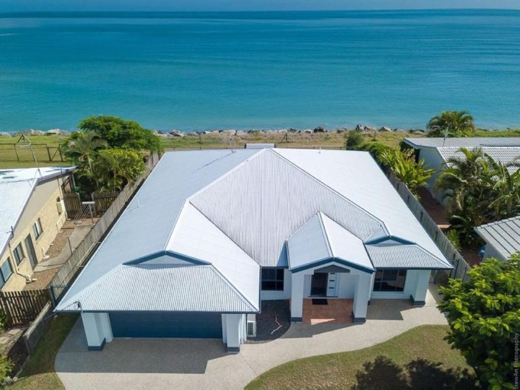 Vue aérienne d'une maison avec l'océan en arrière-plan dans l'établissement Seahaven - Toogoom- Beachfront- 3BR- Aircon- Not Pet Friendly, à Toogoom