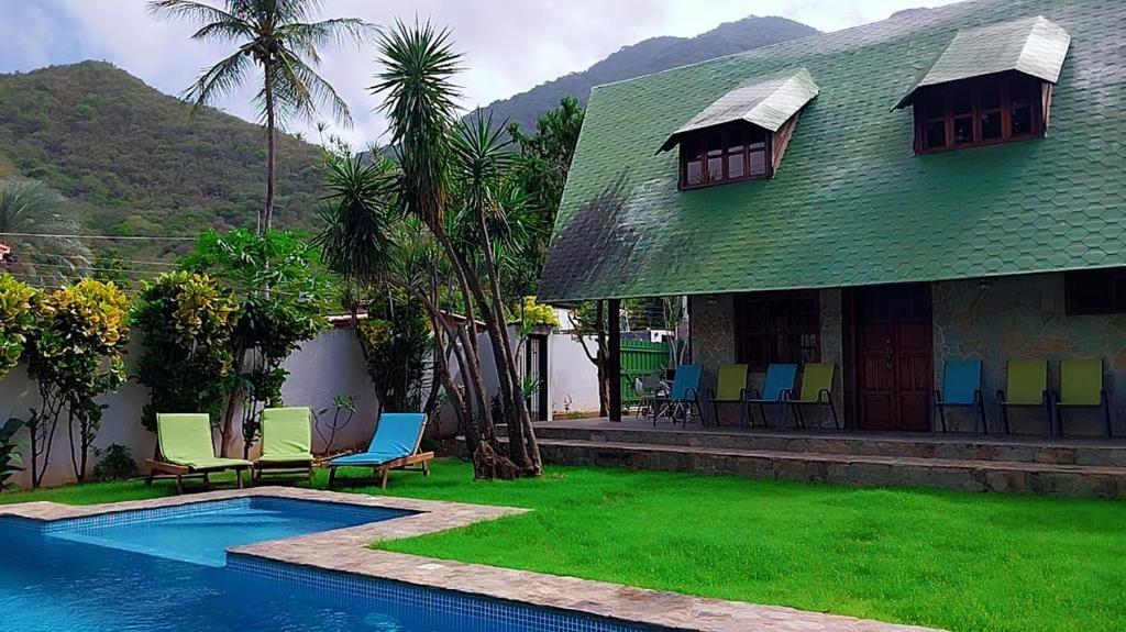 uma casa com piscina ao lado de uma casa em Acogedor Chalet con Piscina. em La Asunción