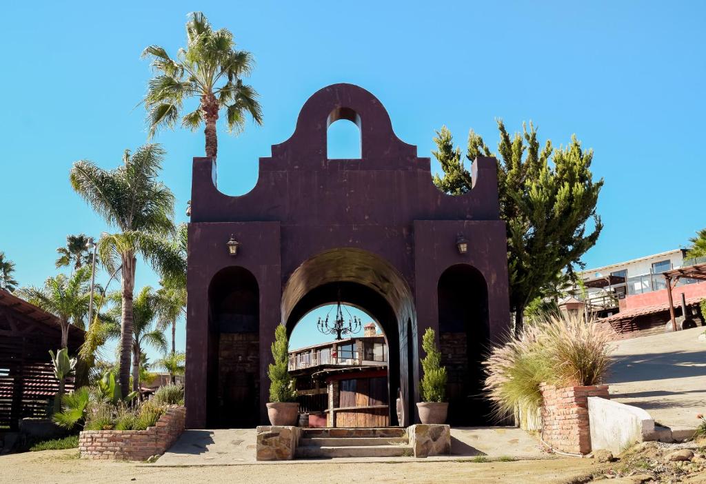 un edificio con un arco con palmeras en el fondo en Finca Selah, en Ensenada