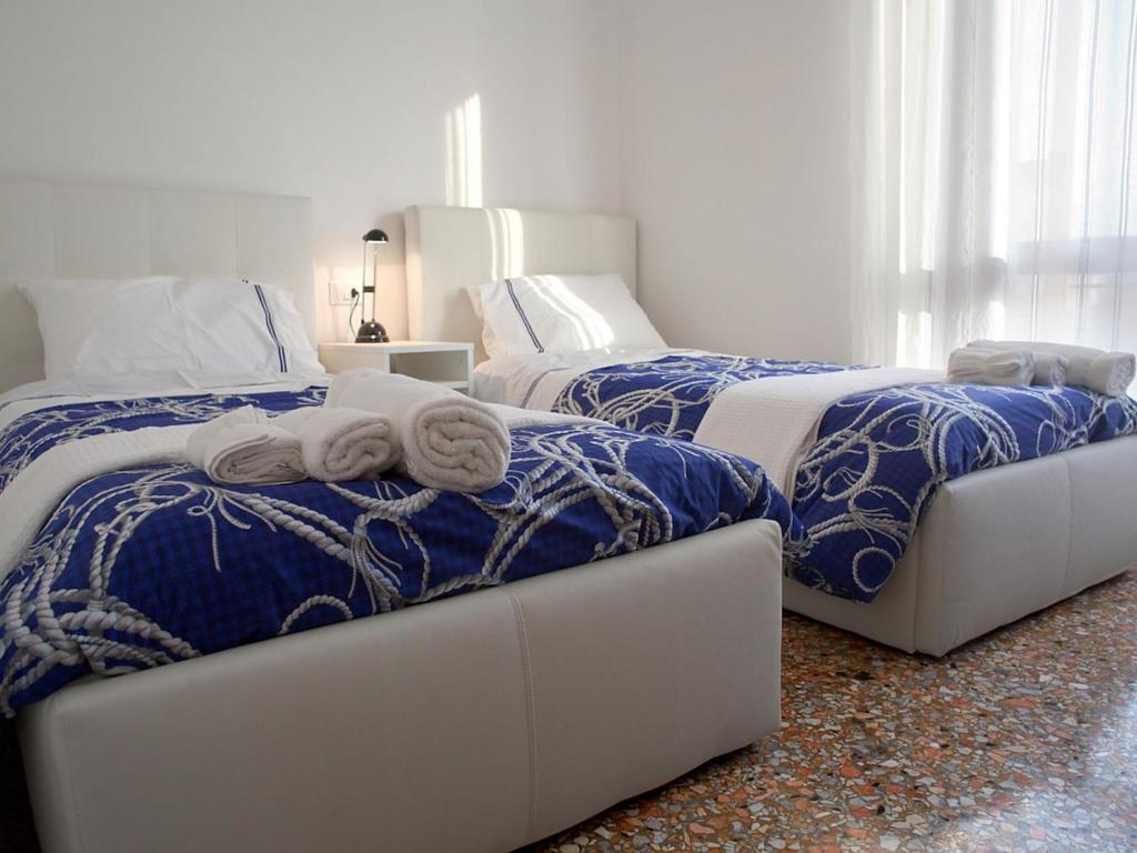 dos camas sentadas una al lado de la otra en un dormitorio en I like Venice, en Mestre