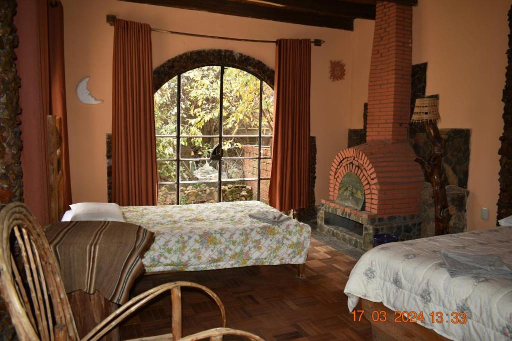 科帕卡巴納的住宿－La Leyenda，一间卧室设有两张床和大窗户