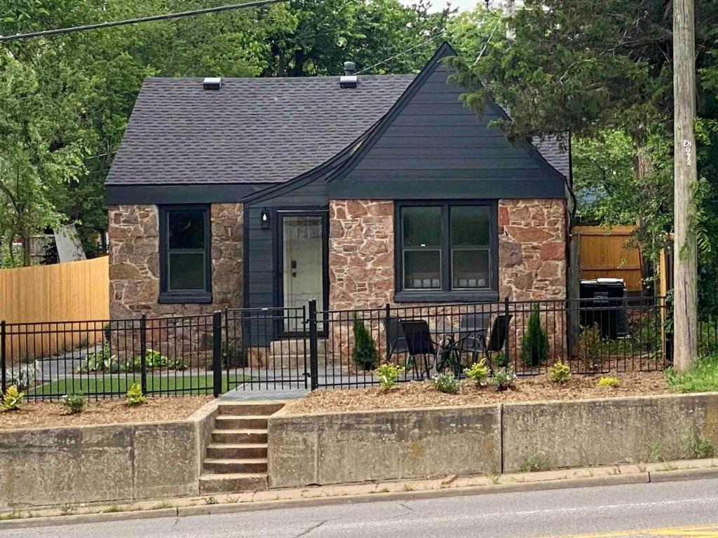 Campus Cottage Kng Bed! Walk To Uco And Downtown photo