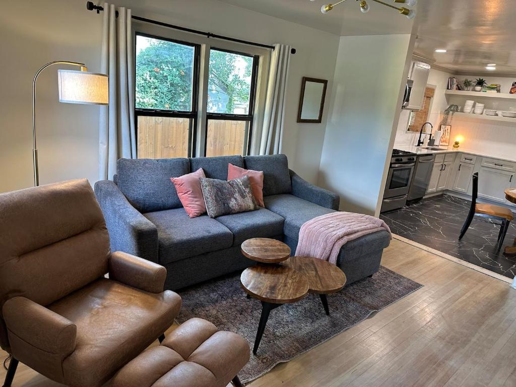 Campus Cottage Kng Bed! Walk To Uco And Downtown photo