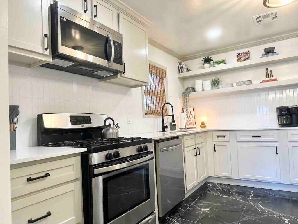 Campus Cottage Kng Bed! Walk To Uco And Downtown photo