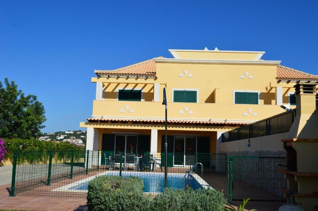 een huis met een zwembad ervoor bij Villa Luna in Almancil