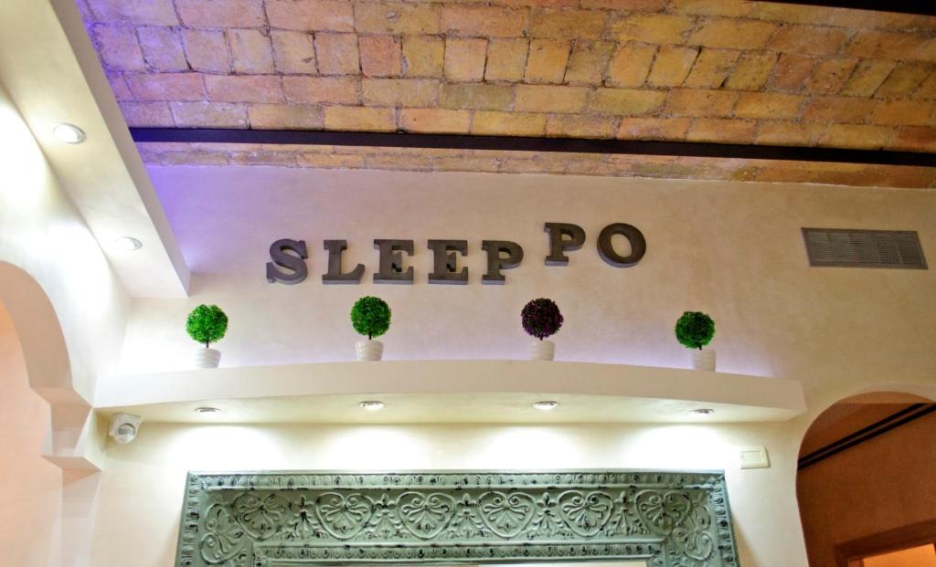 ローマにあるSleeppo B&Bの壁に睡眠プロの看板