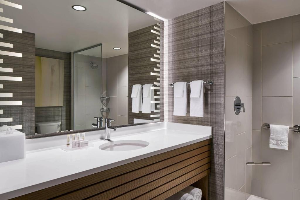 Courtyard by Marriott Washington Downtown/Convention Center - Guest Room With King Bed