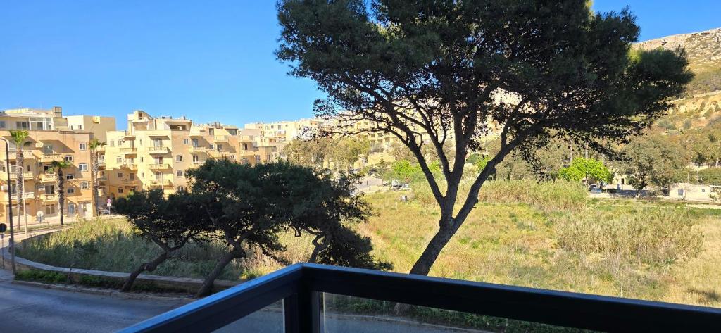 balcone con albero e alcuni edifici di Green Valley Flats a Żebbuġ