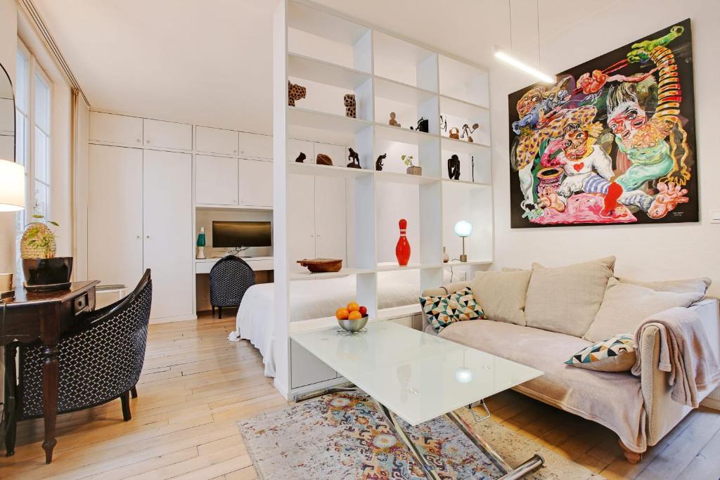 un salon avec un canapé et une table dans l'établissement PLACE D'ITALIE Luxury Flat, à Paris