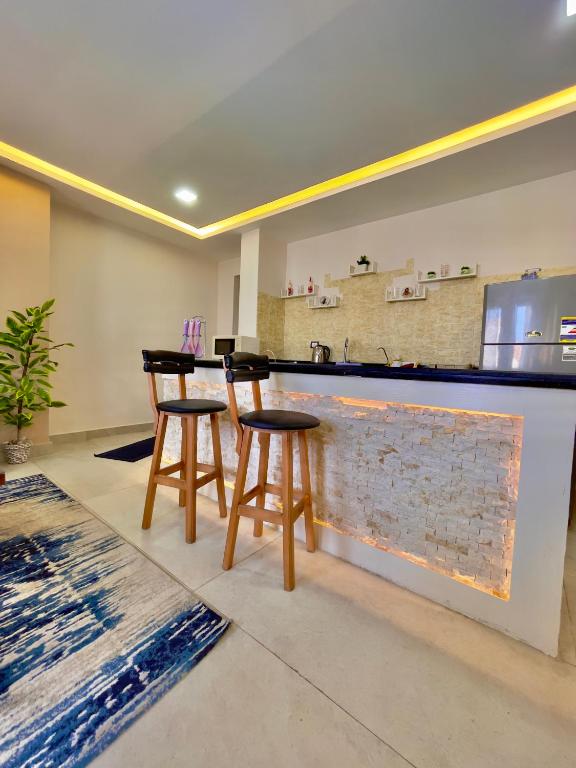 Kuchyň nebo kuchyňský kout v ubytování شاليه فندقى داخل منتجع سياحى ببورفؤاد Hotel Apartment Inside Tourist Resort In Port Fouad