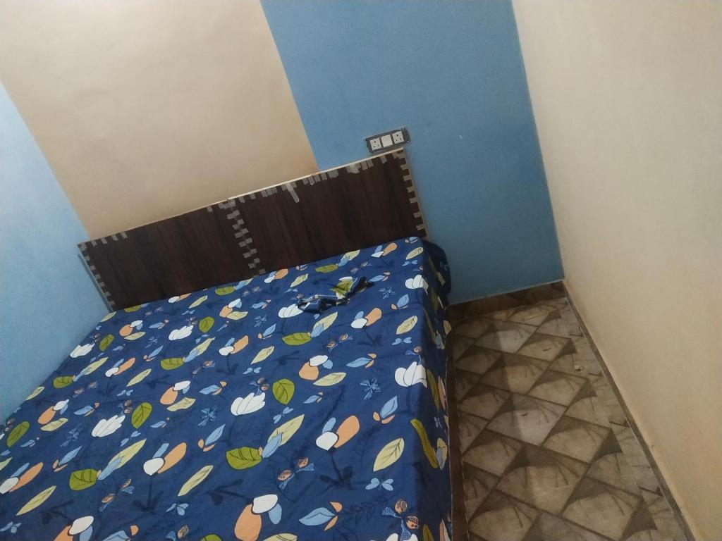 Postel nebo postele na pokoji v ubytování Gaurangi seva sadan