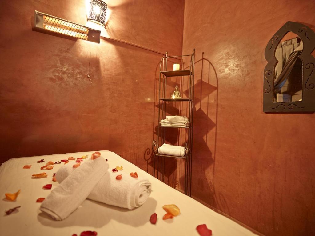 Postel nebo postele na pokoji v ubytování Riad Les Jardins d'Henia