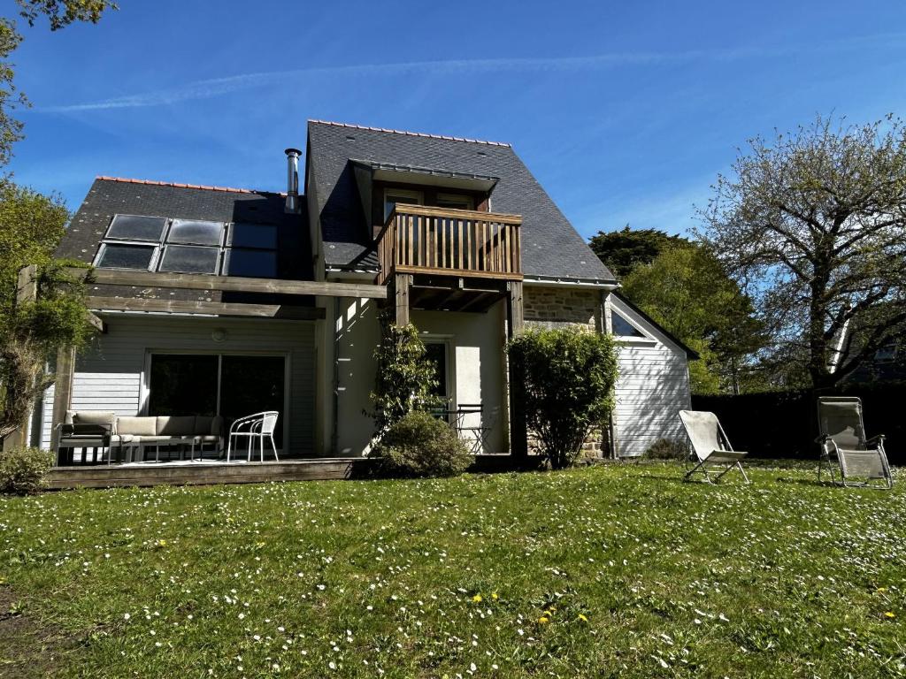 una casa con terraza y césped en Maison Locoal-Mendon, 5 pièces, 7 personnes - FR-1-397-69, en Locoal-Mendon