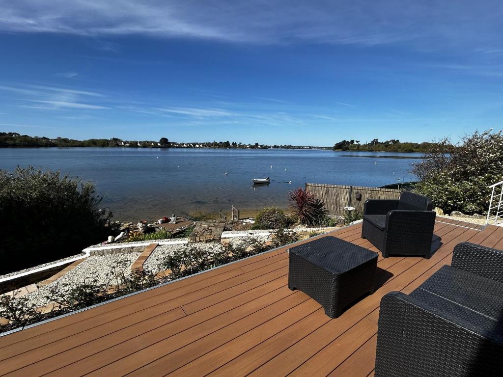 eine Terrasse mit Stühlen und Seeblick in der Unterkunft Maison Belz, 3 pièces, 4 personnes - FR-1-397-67 in Belz