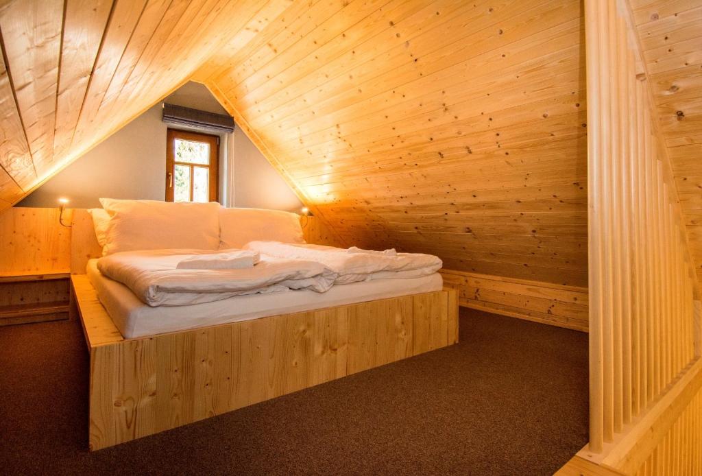Łóżko lub łóżka w pokoju w obiekcie Apartmány Severák Smrk ex Apartment Loucky