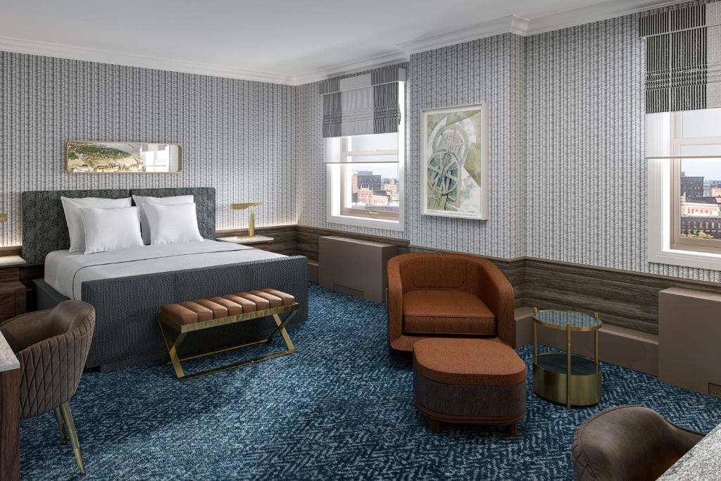 um quarto de hotel com uma cama e uma cadeira em Hotel Cleveland Autograph Collection em Cleveland