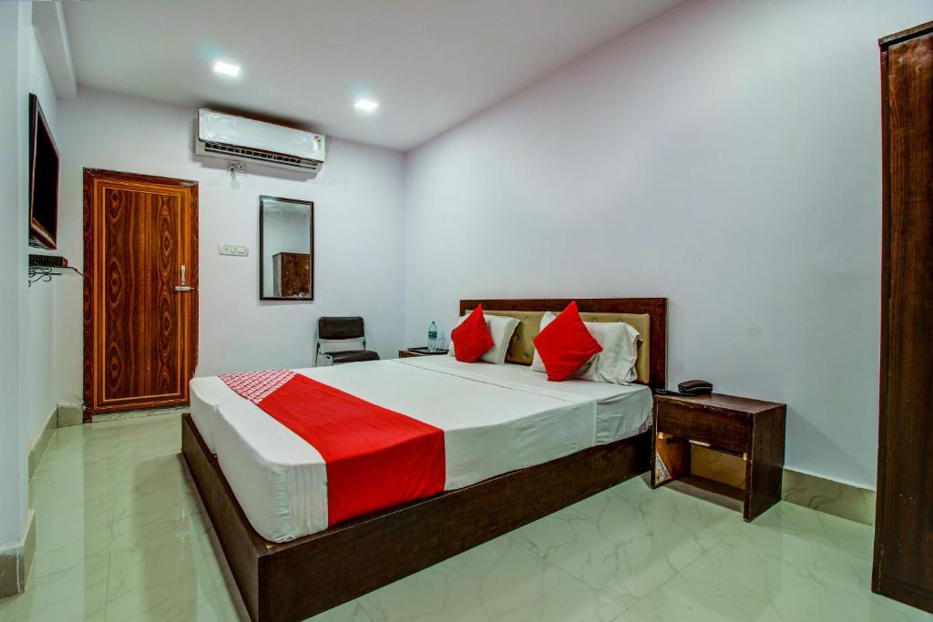 A bed or beds in a room at OYO Flagship Spc & Span