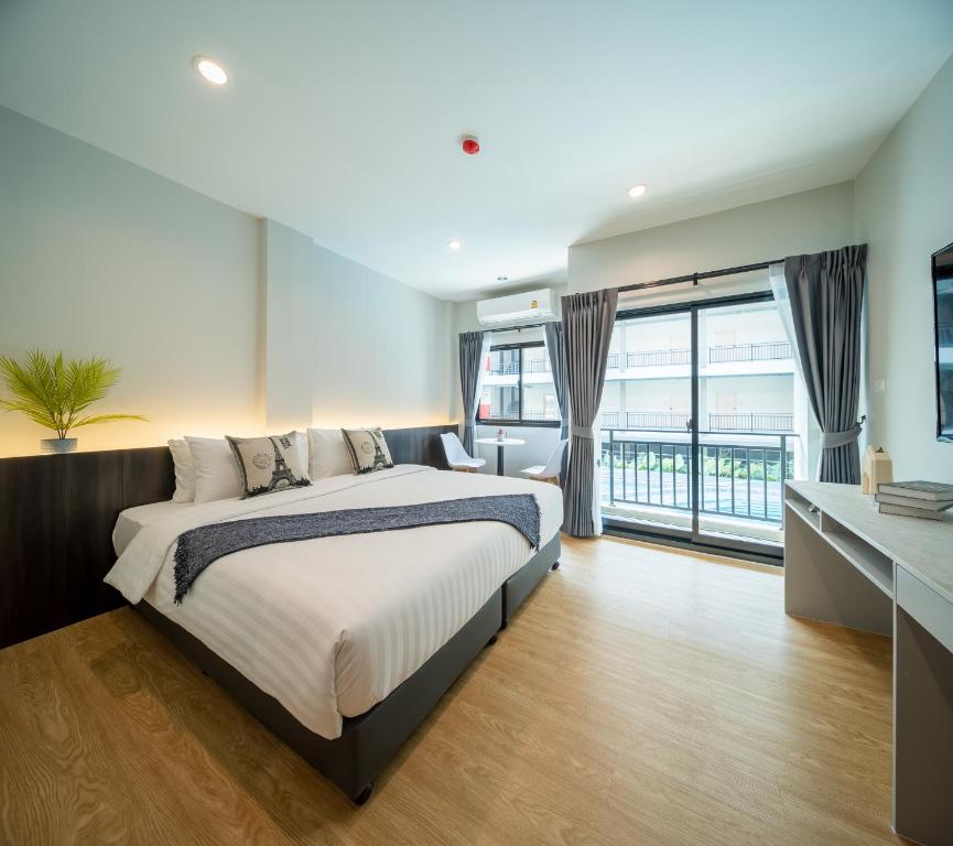 
King Room with Pool View
