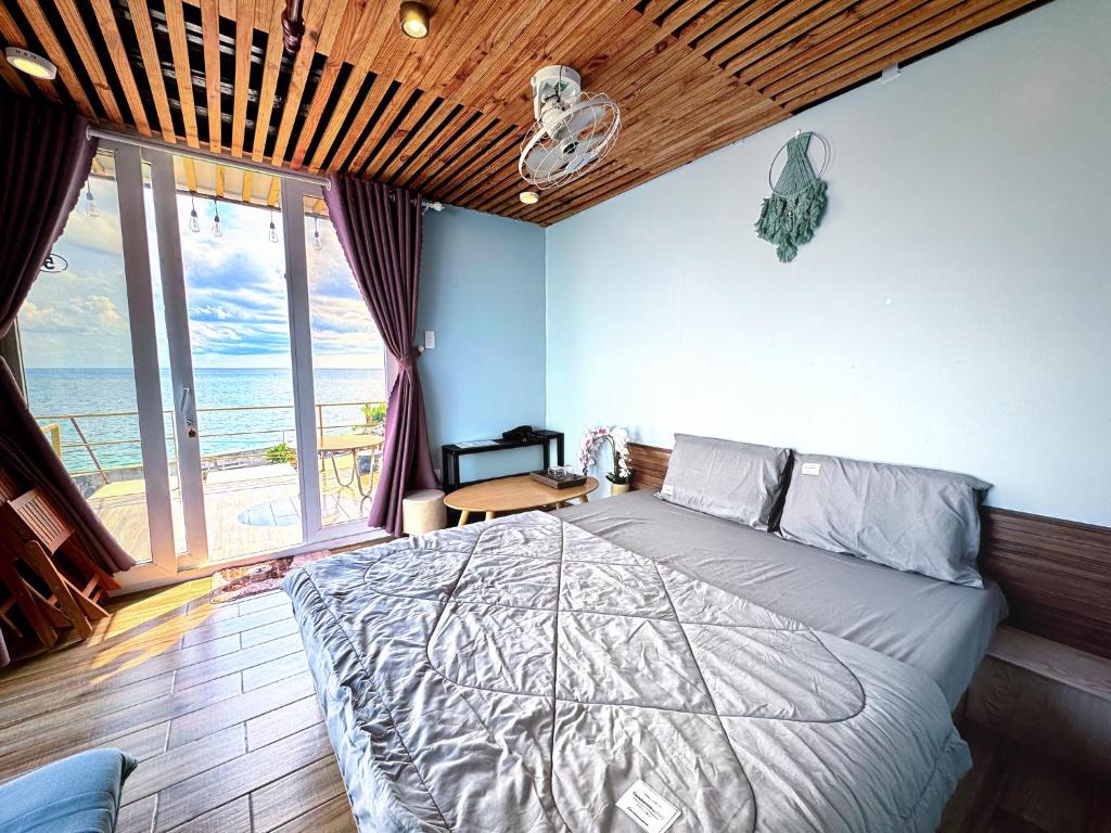 Cu Lao Thu的住宿－Villa Đại Dương View Biển Đảo Phú Quý，一间卧室设有一张床,享有海景