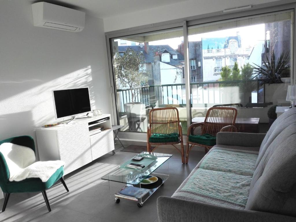 Photo de la galerie de l'établissement Appartement T3 aux Sables-d'Olonne avec Climatisation - FR-1-331-76, à Les Sables-dʼOlonne