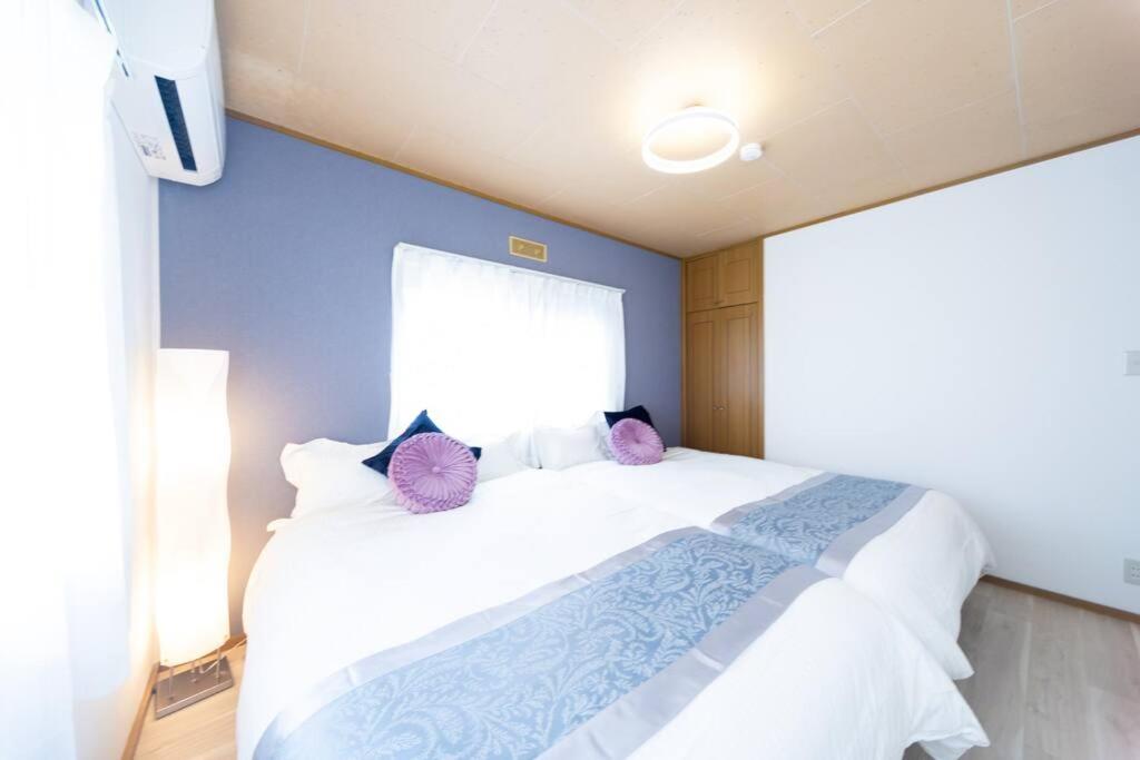 Postel nebo postele na pokoji v ubytování Shiga Lakeside House in Hamabun