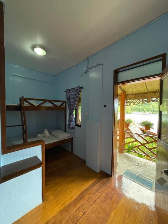 Postel nebo postele na pokoji v ubytování Camiguin Blue Lagoon Cottages