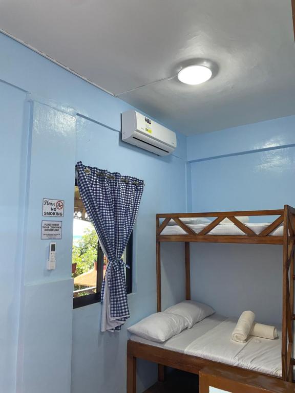 Postel nebo postele na pokoji v ubytování Camiguin Blue Lagoon Cottages