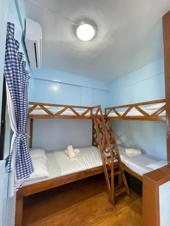 Postel nebo postele na pokoji v ubytování Camiguin Blue Lagoon Cottages