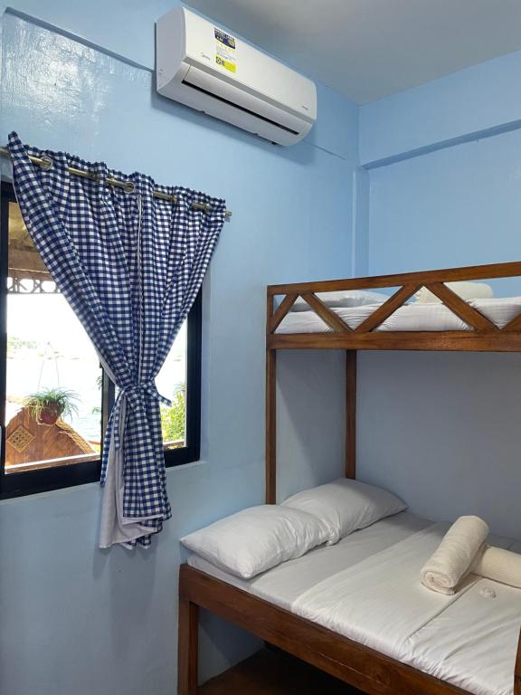 Postel nebo postele na pokoji v ubytování Camiguin Blue Lagoon Cottages