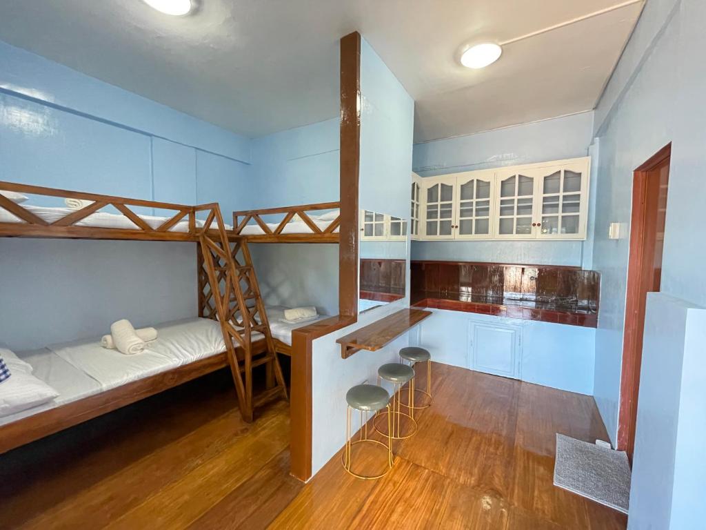 Postel nebo postele na pokoji v ubytování Camiguin Blue Lagoon Cottages