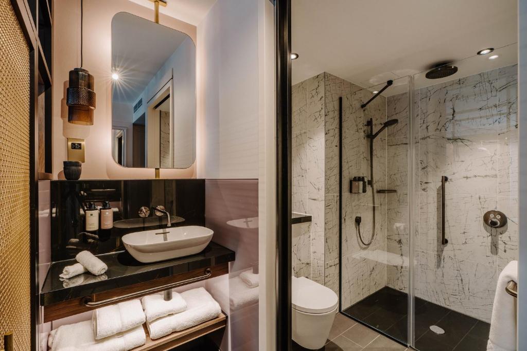 リバプールにあるThe Halyard Liverpool, Vignette Collection by IHGのバスルーム(シンク、シャワー付)