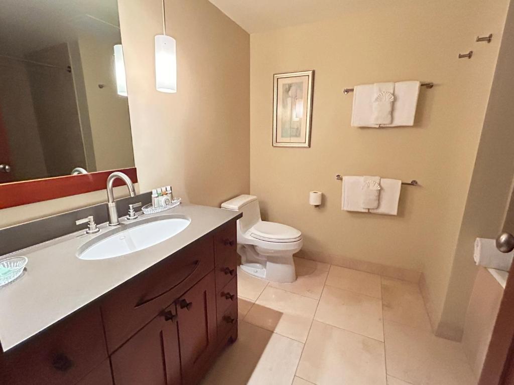 Koupelna v ubytování Luxury Ko Olina O1002 Spacious 3BR Ocean and Mountain Views 2 free parking