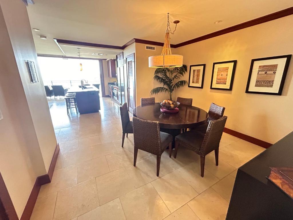 Posezení v ubytování Luxury Ko Olina O1002 Spacious 3BR Ocean and Mountain Views 2 free parking