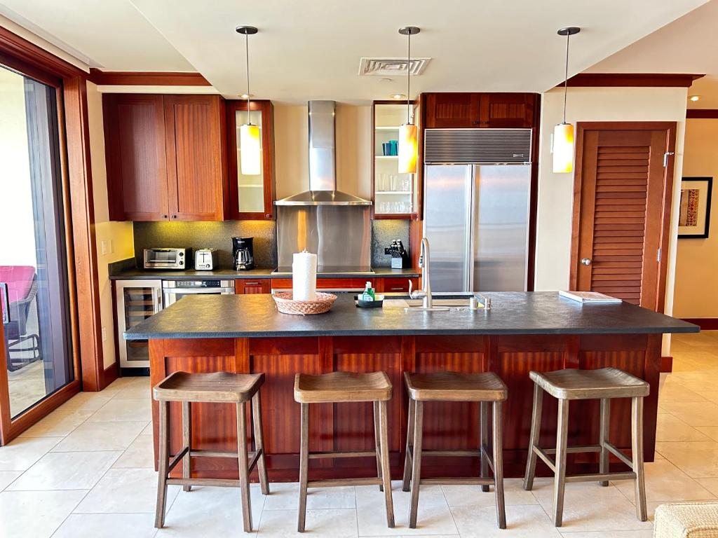 Kuchyň nebo kuchyňský kout v ubytování Luxury Ko Olina O1002 Spacious 3BR Ocean and Mountain Views 2 free parking