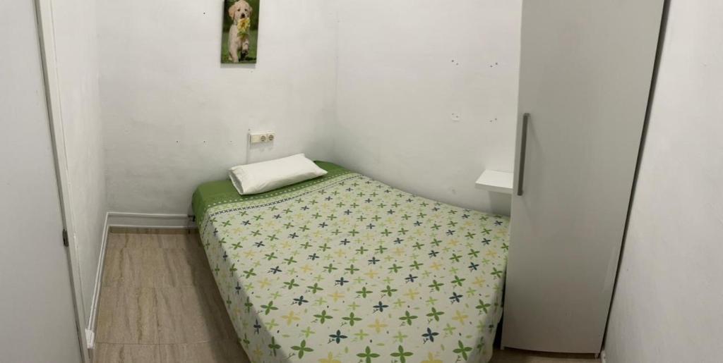 ein kleines Schlafzimmer mit einem Bett in einem Zimmer in der Unterkunft SAN Rafael in Barcelona