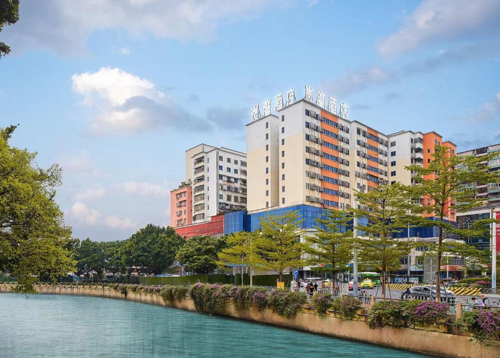 廣州的住宿－岚湾酒店（广州沙面岛永庆坊店），前面有一条河流的大建筑