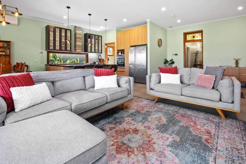 sala de estar con 2 sofás y cocina en Stanley Stay - Adelaide 3 Bdrm, Central Location, WiFi, en Woodville