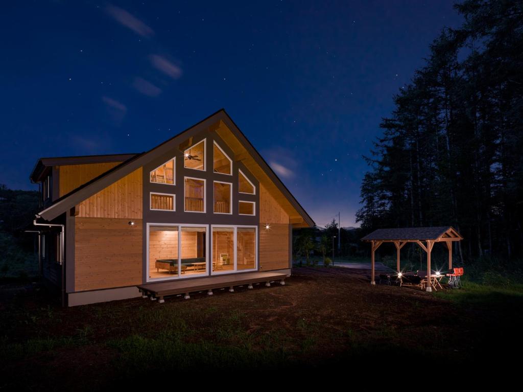 山中湖村にあるlamp yamanaka-Private Villa for Up to 10 Guests, Free BBQ, Baby-Friendly, 5-Min Drive from Lake Yamanaka, 20-Min Drive from Lake Kawaguchiの夜の小屋