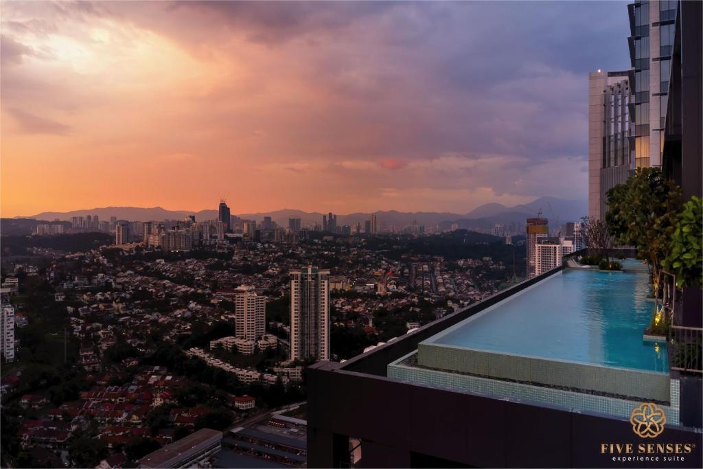 een uitzicht op de stad vanaf de top van een gebouw bij ViiA Residences Kuala Lumpur, Five Senses in Kuala Lumpur