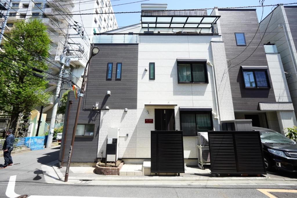 un edificio en la esquina de una calle de la ciudad en Ikebukuro house with 3BR Shinjuku 5min en Tokio