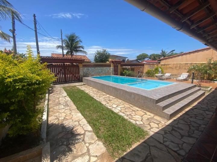 a swimming pool in a yard with at Recanto da Alegria in Saquarema