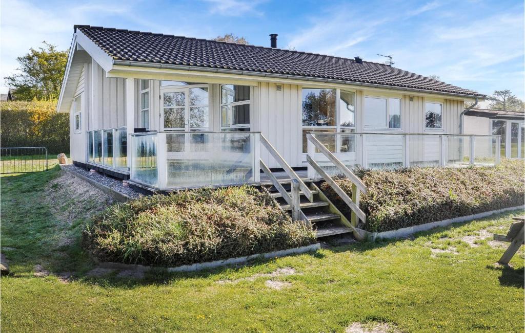 ØsterbyにあるAwesome Home In Sydals With 3 Bedrooms, Sauna And Wifiの小さな白い家