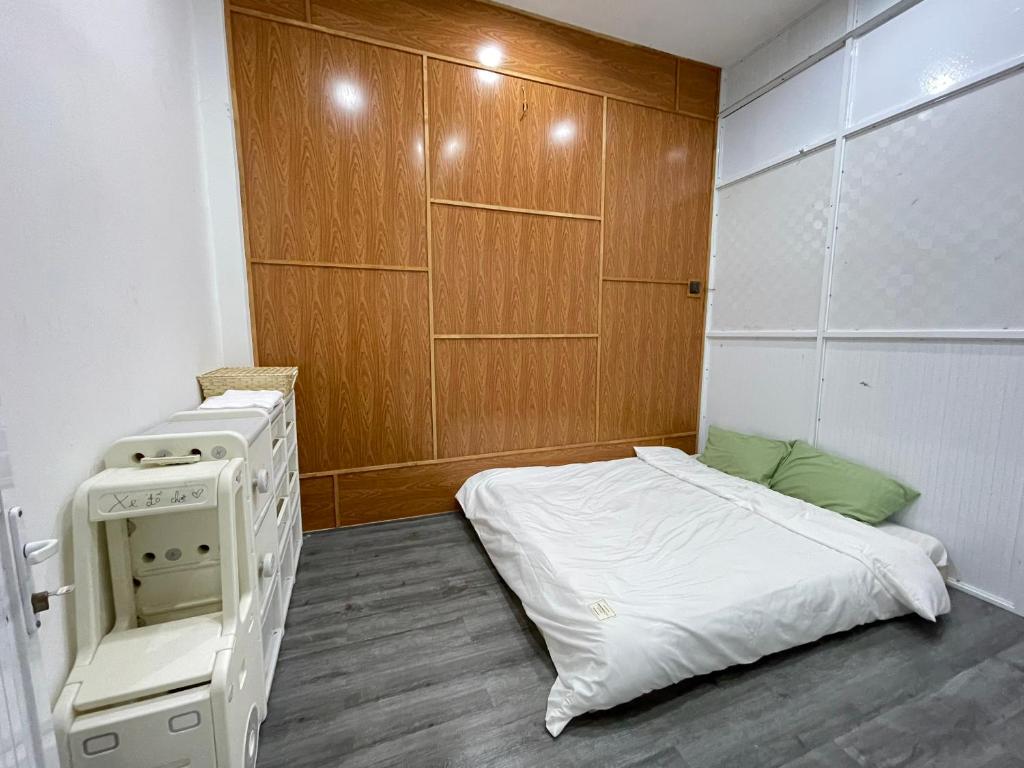um quarto de hospital com uma cama e um fogão em CASA Camping House em Tuy Hoa