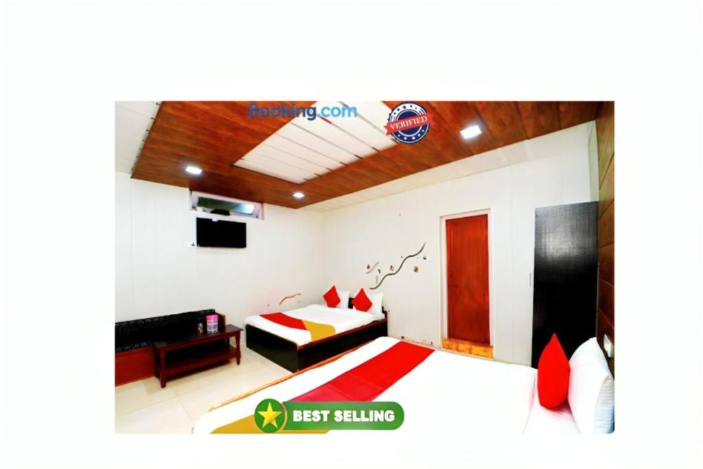1 dormitorio con 1 cama y TV. en Hotel Neelam Raj Nainital Near Mall Road - Excellent Service Awarded - Near Lake, en Nainital